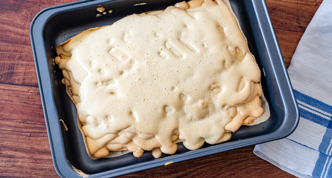 Sista lagret öppnar du ugnsluckan så värmen sänks. Sätt ugnen på 125 grader och grädda vidare i 1 timme. 