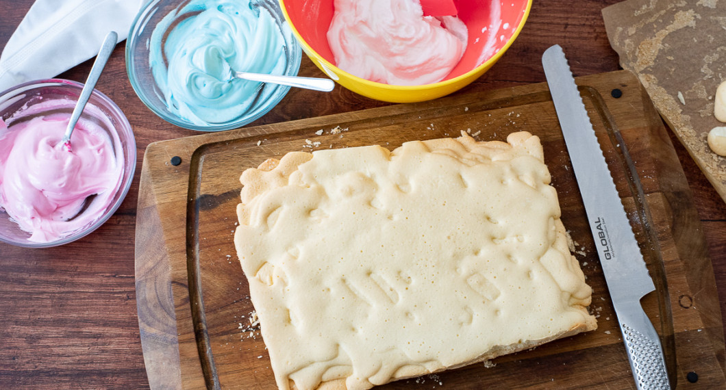 Låt spettekakan svalna och kallna helt i ugnen med luckan på glänt. Ta loss pappret och lägg upp på en skärbräda. Förbered kristyr. 