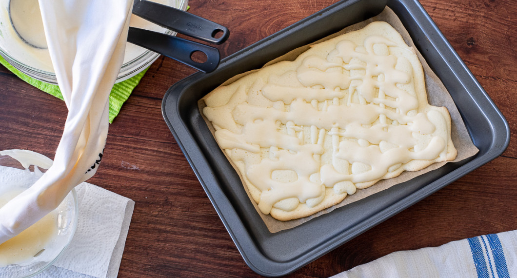 Fortsätt grädda lager av spritsad smet i 2,5 minuter i taget. 