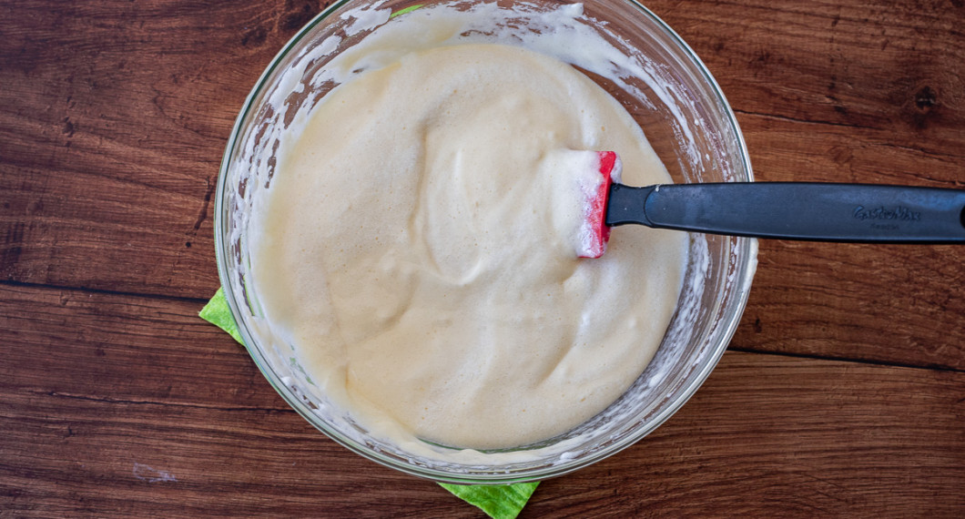 Rör ut äggvitan så den precis är blandad till en smet. Rör ej för mycket. 