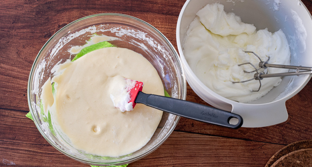 Vänd ner och rör ut den vispade äggvitan försiktigt och i tre omgångar. 