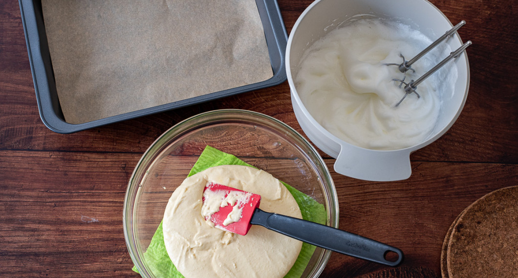 Förbered en form på ca 26x21 cm med tillklippt bakplåtspapper i botten. 