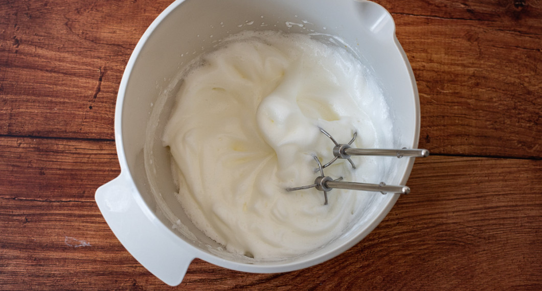 Äggvitan vispas fast. 