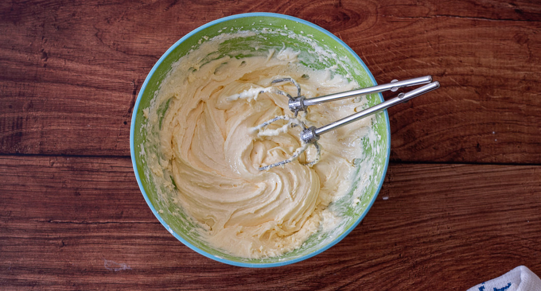 Potatismjöl vänds ner och blandas med äggulesmeten. 