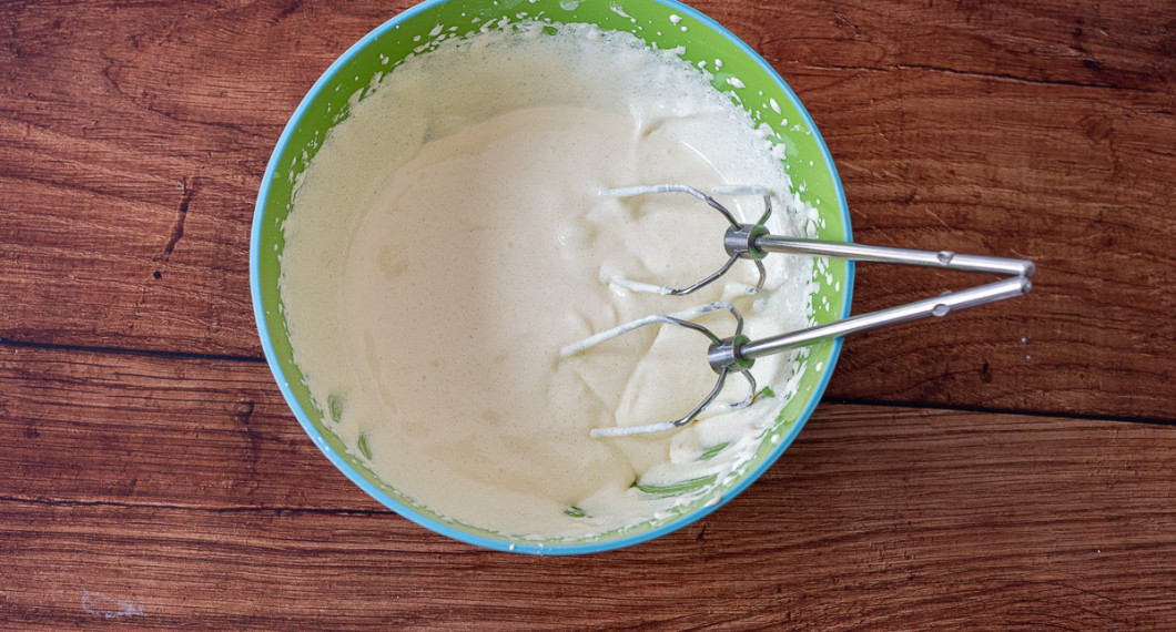 Äggulor och socker vispas i fem minuter. 