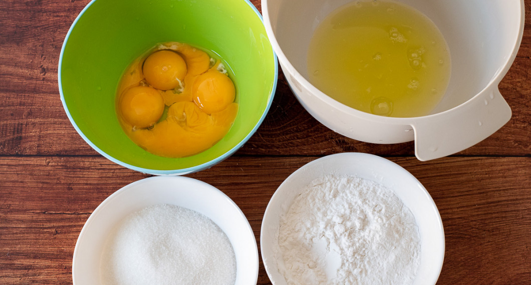 Ingredienser till spettekakan: äggulor, äggvitor, socker och potatismjöl. 