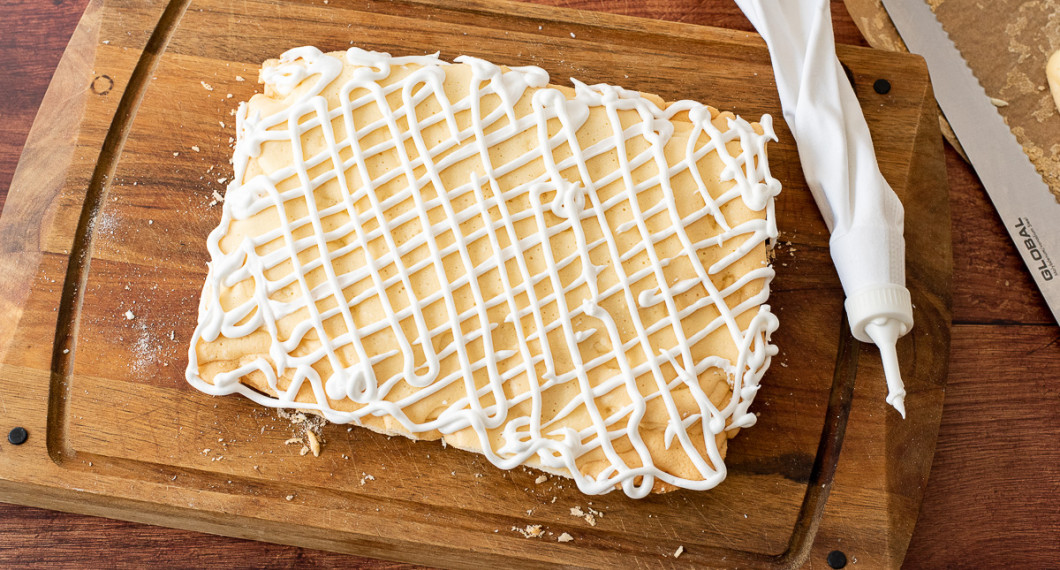 Spritsa förslagsvis ett rutmönster med vit kristyr. 