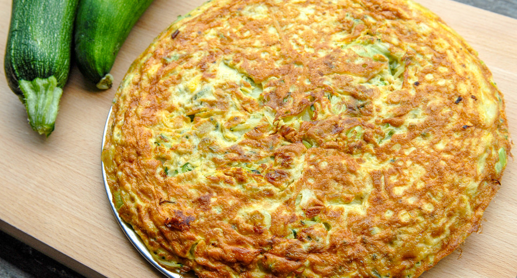 En hel zucchinifrittata - en slags omelett med riven zucchini