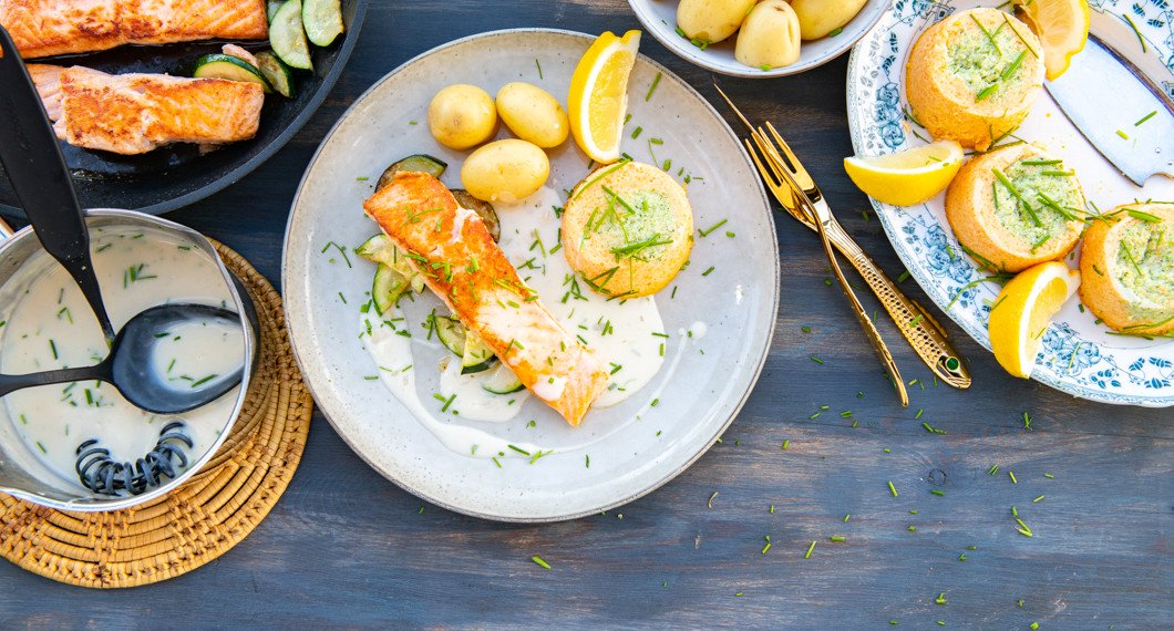 Serveringsförslag för timbalerna med lax, potatis, vitvinssås och citron. 