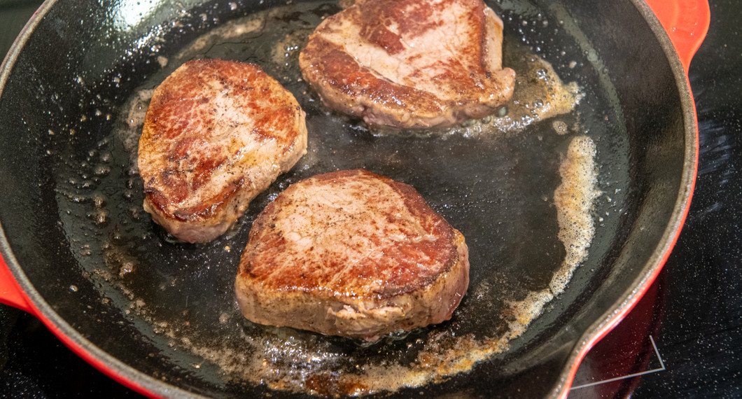 Låt oxfilén få färg innan du vänder den och steker andra sidan. Räkna 1-4 minuter beroende på hur du vill ha din oxfilé stekt. 