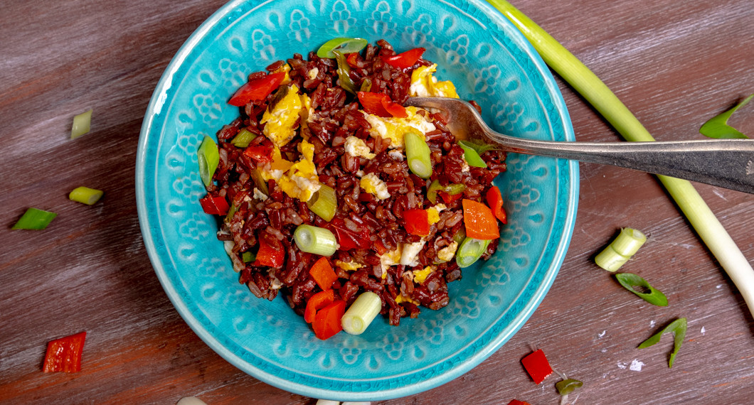 Stekt rött råris i skål. 