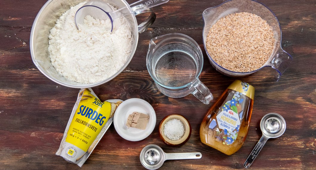 Till brödet behöver du färdig surdeg, vetemjöl, färsk jäst, salt, vatten, kruskakli (valfritt) samt honung. 