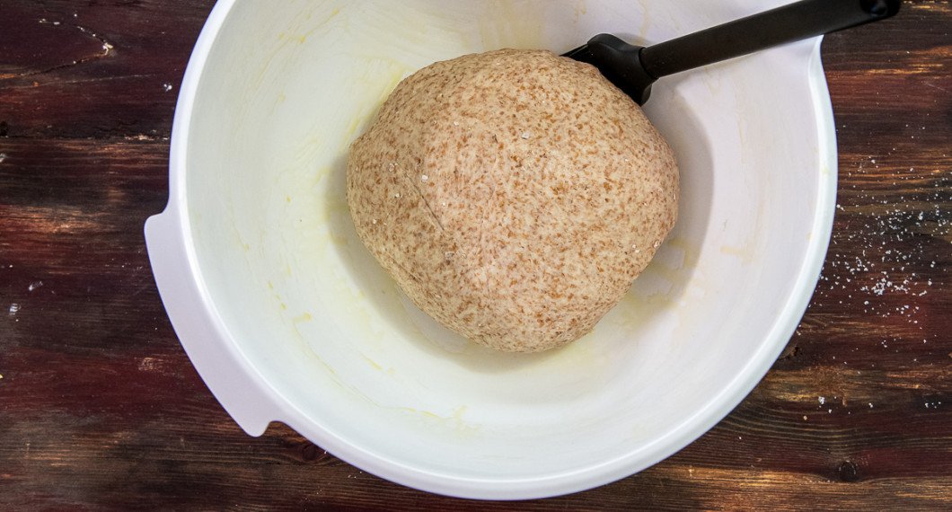 Låt degen jäsa övertäckt i 2 timmar. Vik degen dubbel efter halva tiden. 