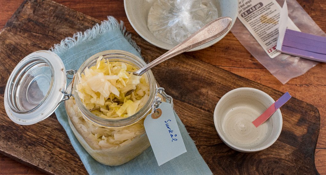 När surkålen jäst klart ska den smaka syrligt. Om du vill kan du kontrollera att den jäst klart och att ph ligger under 4,1 med en ph-sticka. 