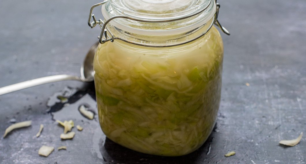 Spänn på locket och ställ att jäsa i 10 dagar. Lätta på trycket någon gång om dagen. Ställ i en bunke då det kan bubbla över lite vätska. 