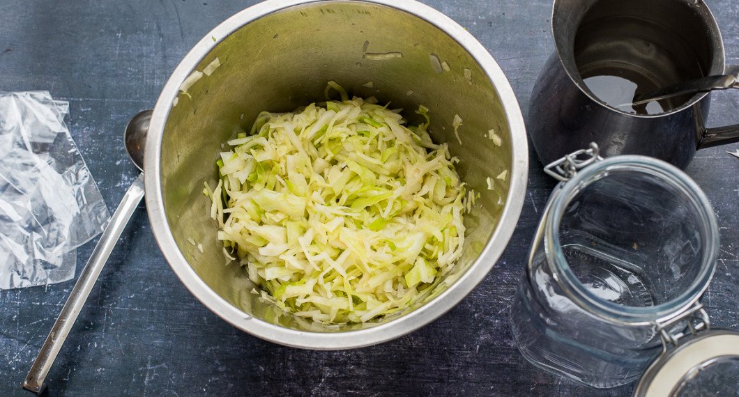 Massera sedan igen några minuter till vitkålen vätska sig så mycket det går. 