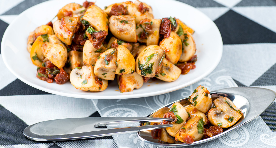 Marinerade champinjoner i örter, tomat och vitlök 