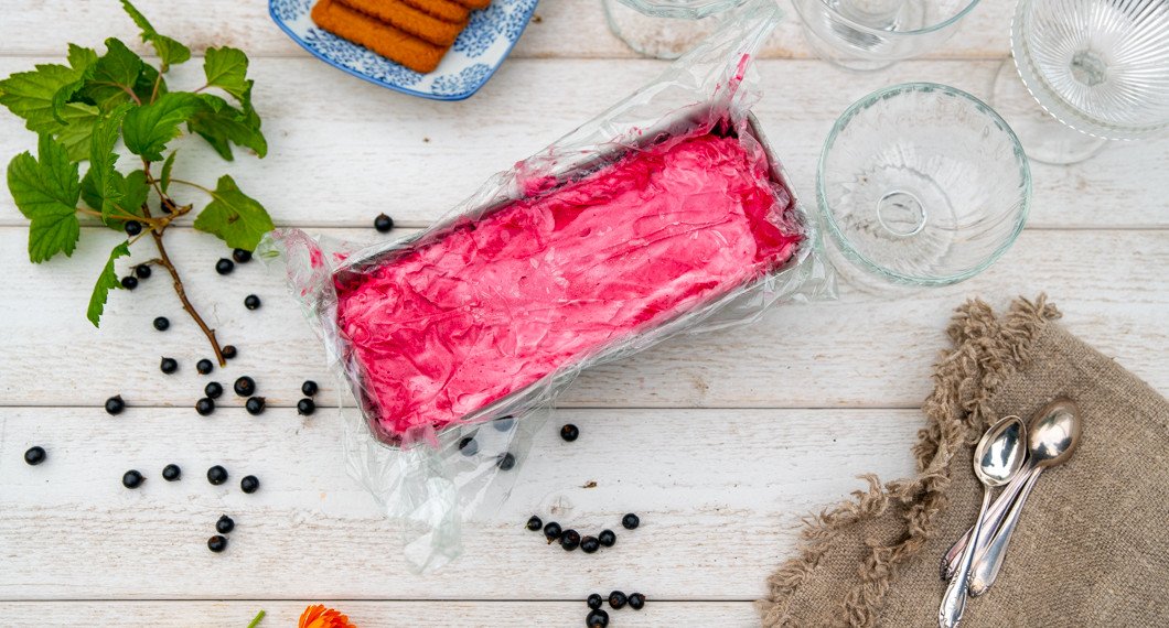 Svartvinbärsparfait fryst i en brödform klädd med gladplast