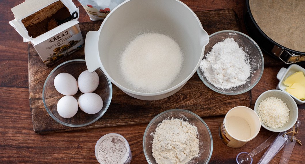 Ingredienser till tårtbottnen: kakao, ägg, vaniljsocker, vetemjöl, strösocker, potatismjöl, bakpulver och smör. 