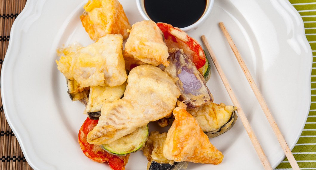 Tempura med fisk, grönsaker och dippsås på tallrik