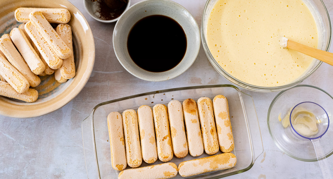 Doppa kexen i kaffe och lägg sedan i botten på en rektangulär form med plats för hälften av kexen ca 15 kex. 