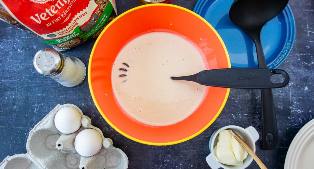 Ingredienser till plättarna: ägg, vetemjöl, mjölk, salt och bakpulver. 
