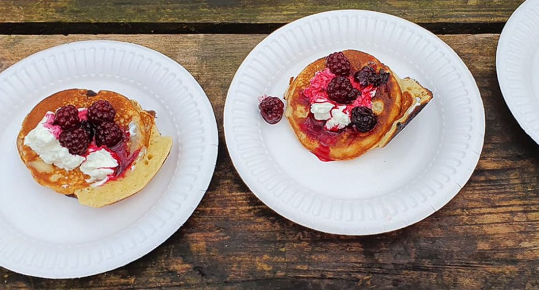 Plättarna serverade som efterrätt på utflykt vid elden med vaniljkvarg och björnbär. 