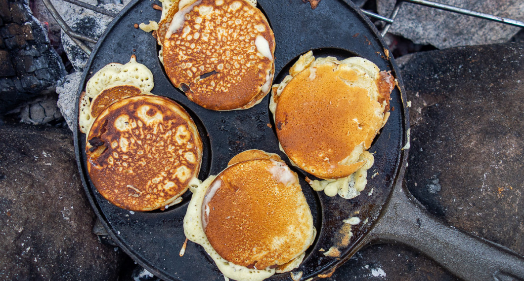 Jag stekte i ett plättjärn i gjutjärn över öppen glöd men det går såklart bra att steka plättarna på spisen också. 