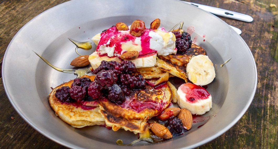 Tjocka och fluffiga plättar med goda toppings och pålägg. 