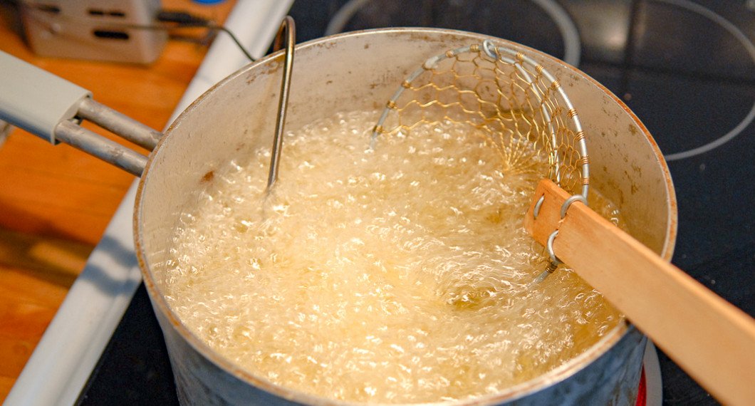 Friterar du i en kastrull så använd en stektermometer och en kastrull som tål hög värme, en slev som ej är i plast och fritera förslagsvis 2 portioner i taget. 
