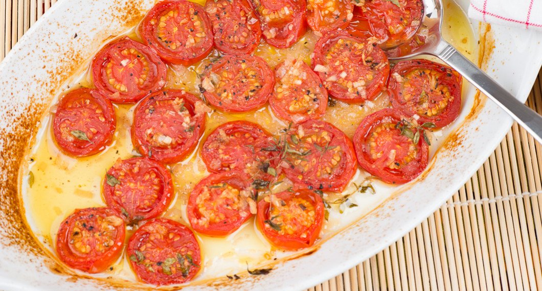 Tomater i ugnen med timjan, olivolja, schalottenlök och vitlök.