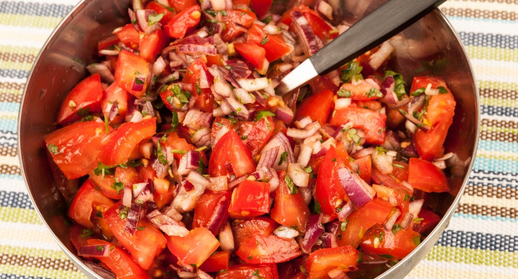 Tomatsalsa med färsk koriander är gott i pitabröden med kycklingen samt övriga tillbehör enligt förslag. 