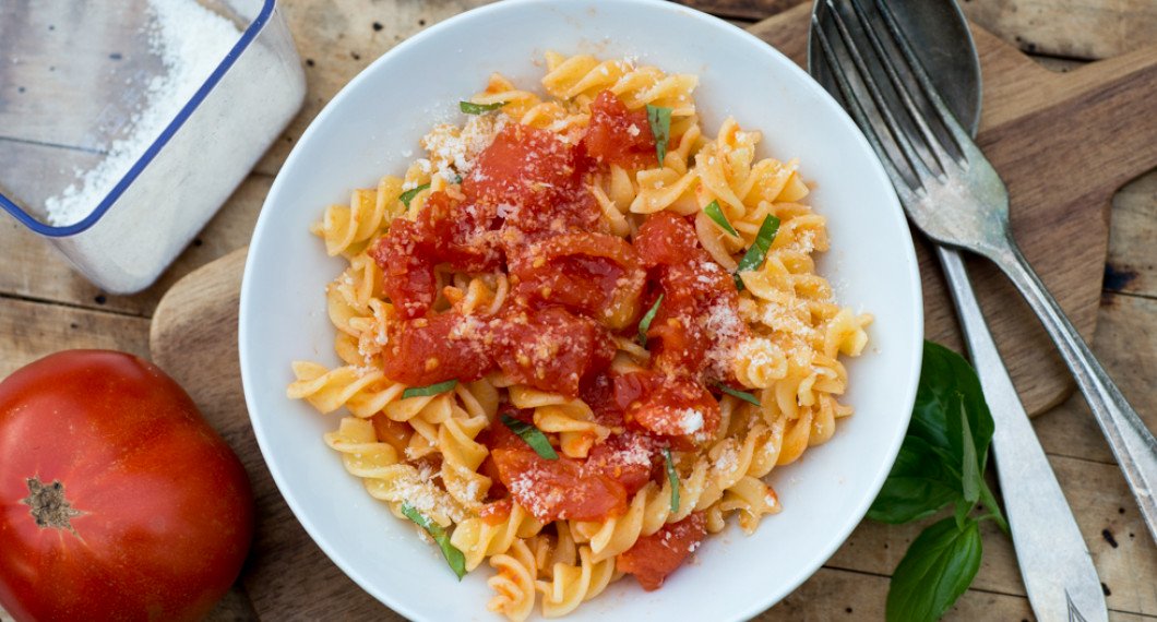 Snabb tomatsås på skållade färska tomater