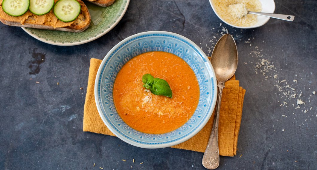 Strö lite riven parmesan över till servering. Vidare är det gott med bröd. Jag hade till en surdegsmacka med bönröra och gurka. 