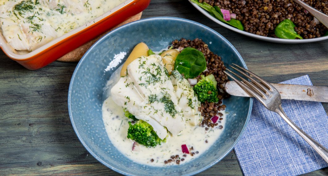 Ett förslag på en fiskrätt med torskrygg och dillsåsen serverad med kokt potatis, broccoli samt en linssallad med spenat. 