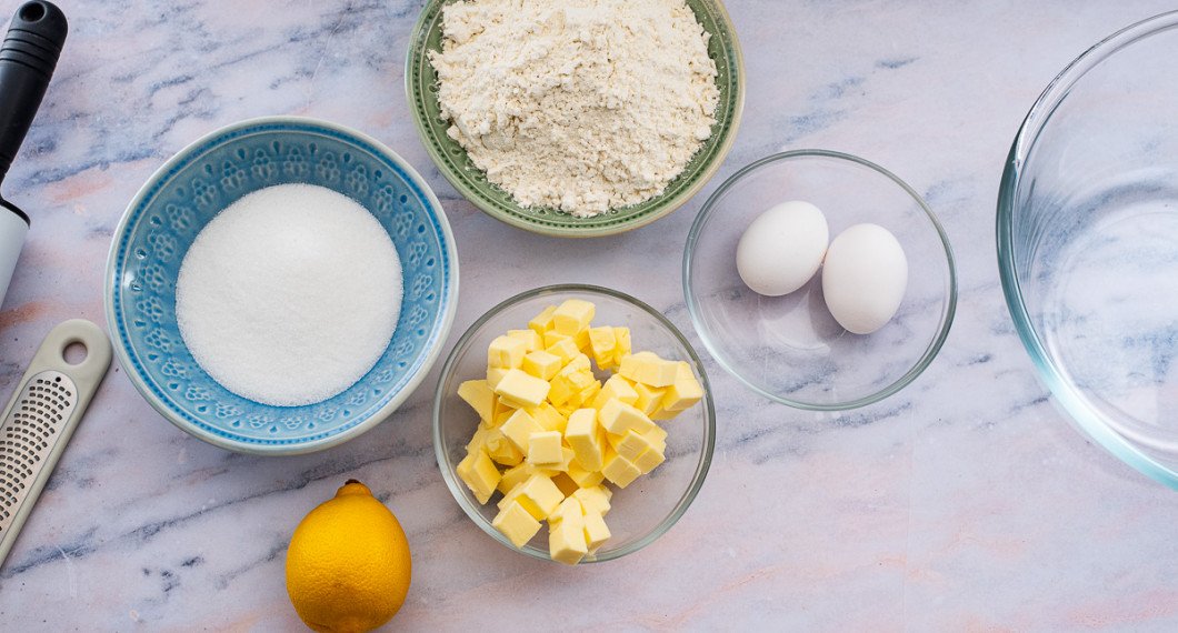 Till pajdegen behöver du socker, citron, smör, vetemjöl och ägg. 