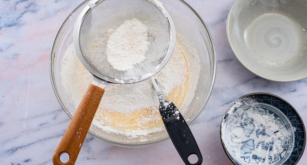 Sikta i vetemjöl och majsstärkelse. 