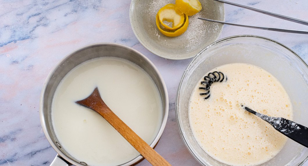 Ta upp citronskalet från mjölken. 