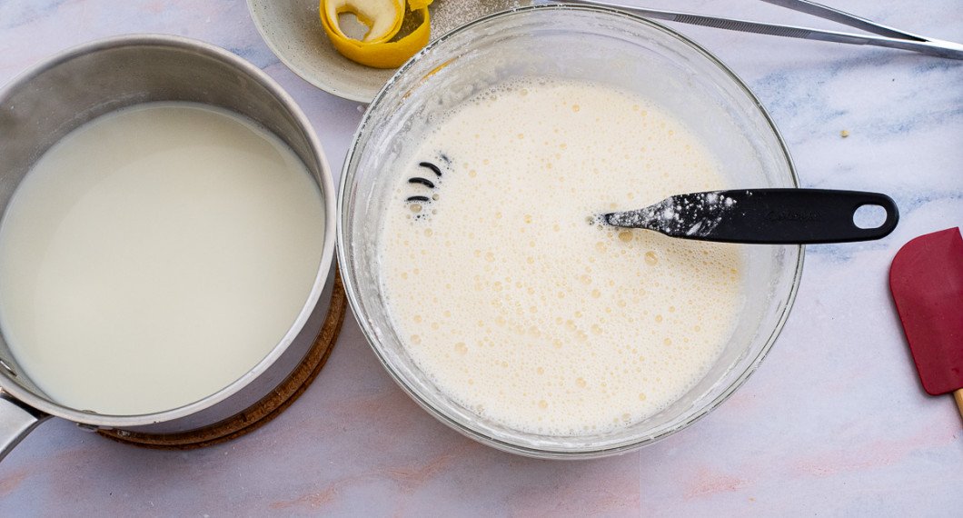 Tillsätt den varma mjölken lite i taget till äggvispet under omrörning. 