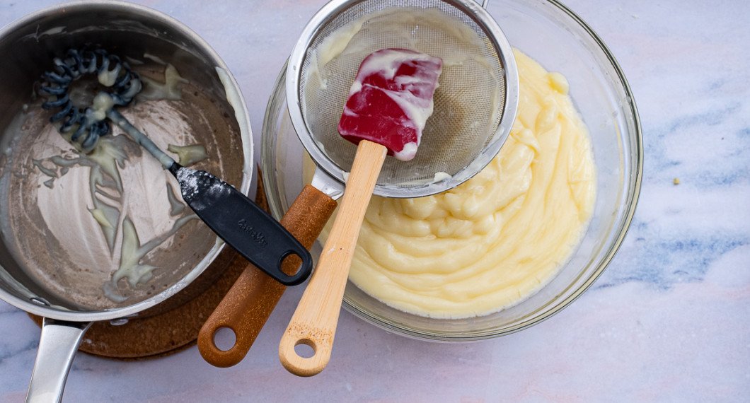 För att få bort klumpar silade jag vaniljfyllningen genom en sil. Låt stå medan du kavlar degen. 