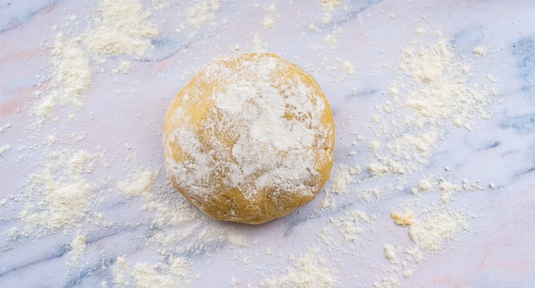 Ta fram degen och lägg på ett mjölat bakbord. 