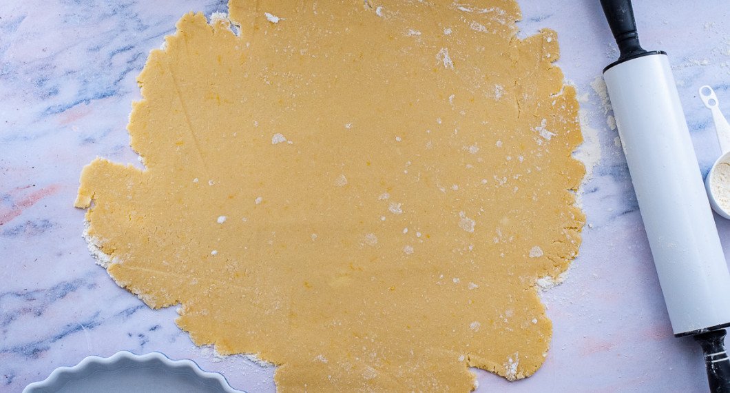 Kavla ut till en rundel som är något större än den form du tänkt använda. Min pajform var 28 cm diameter. 