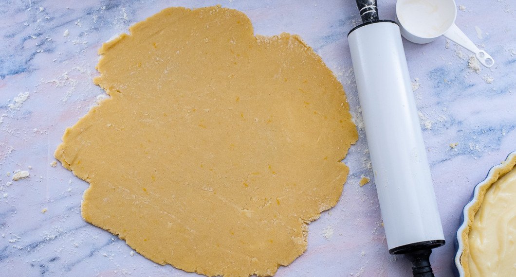 Kavla ut resten av degen till en rundel stor nog att lägga som ett lock över fyllningen. 