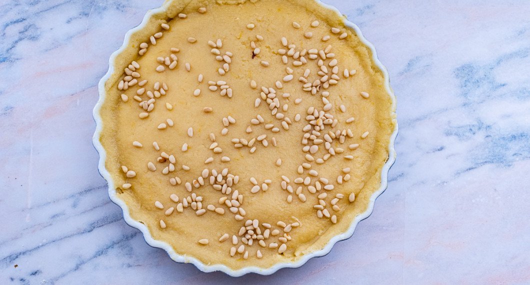 Toppa med pinjenötter. 