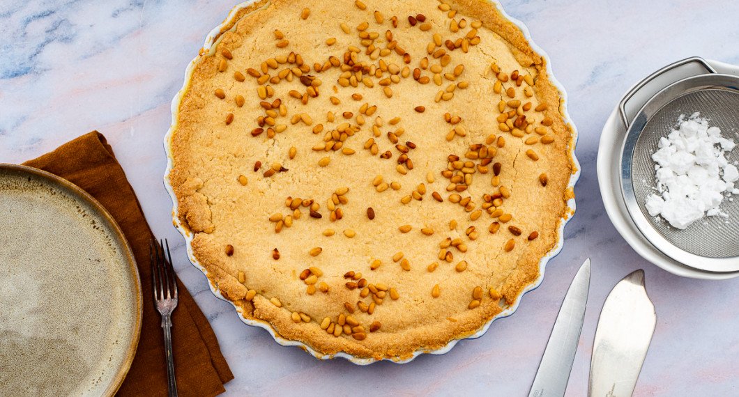 Låt svalna helt innan servering. Ställ i kylen några timmar eller över natten att stelna. 