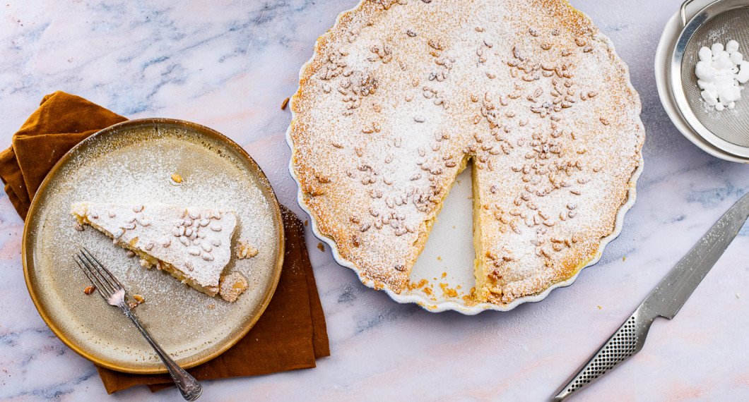 Pudra över florsocker vid servering. 