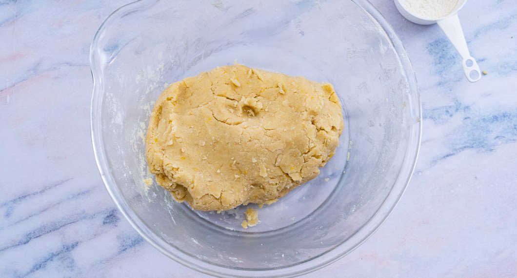 Knåda ihop till en deg. 