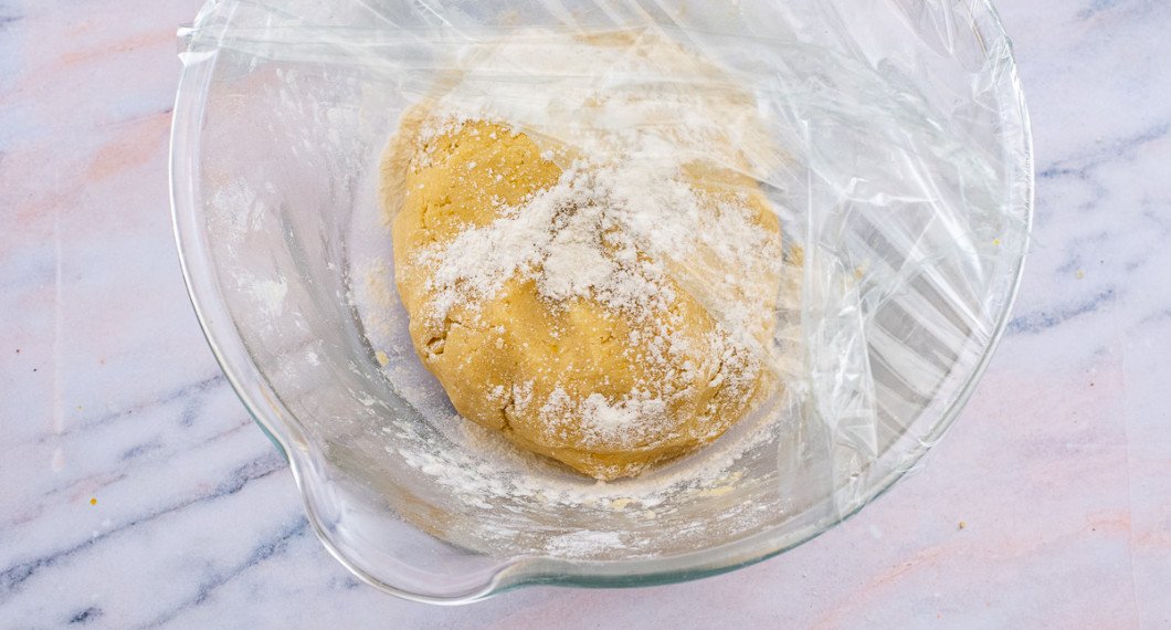 Låt degen vila i kylen ca 20 minuter medan du förbereder fyllningen. 