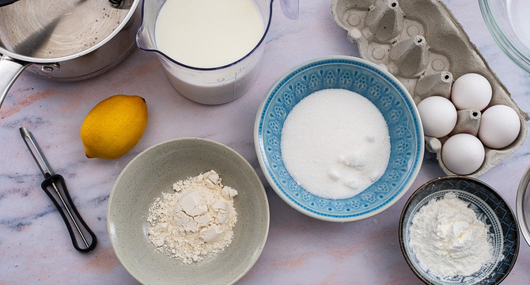 Till fyllningen behöver du citron, mjölk, vetemjöl, ägg, socker och maizena majsstärkelse. 