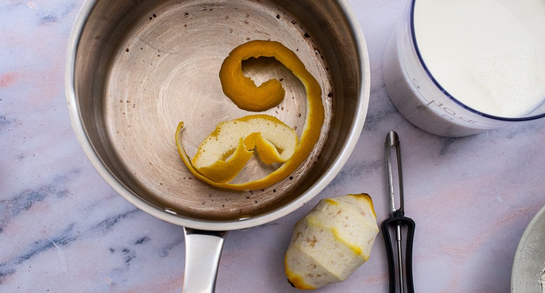 Skölj och skrubba citronen och skala av skalet samt lägg i en kastrull med tjock botten. 